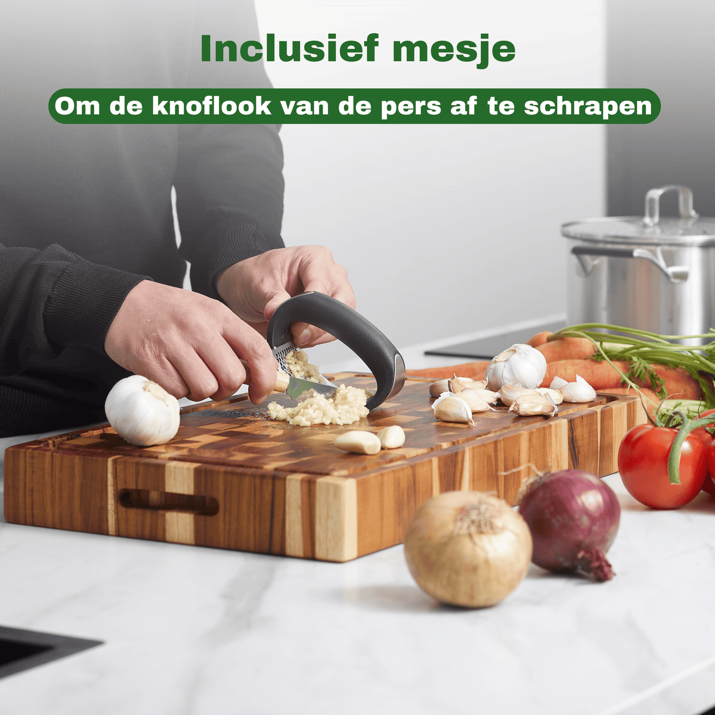 knoflook van de knoflookpers schrapen
