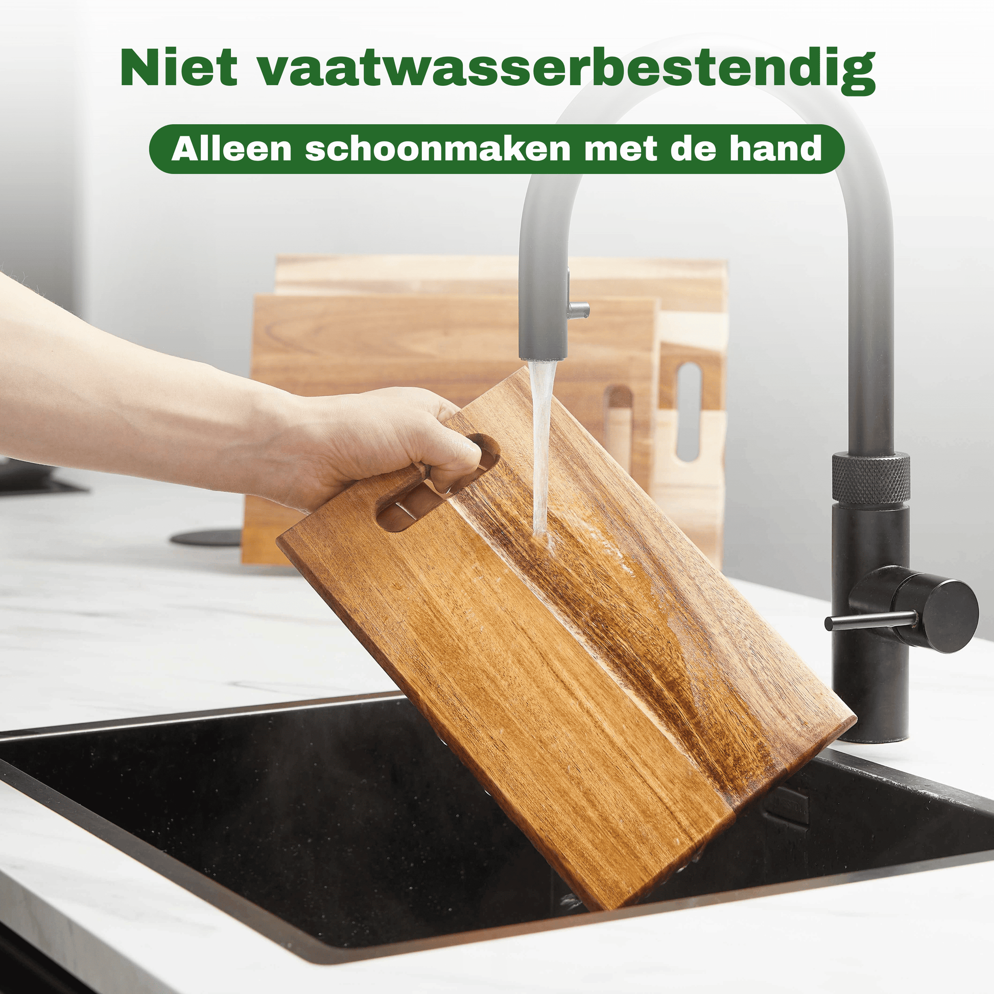 snijplanken van hout schoonmaken onder de kraan met water