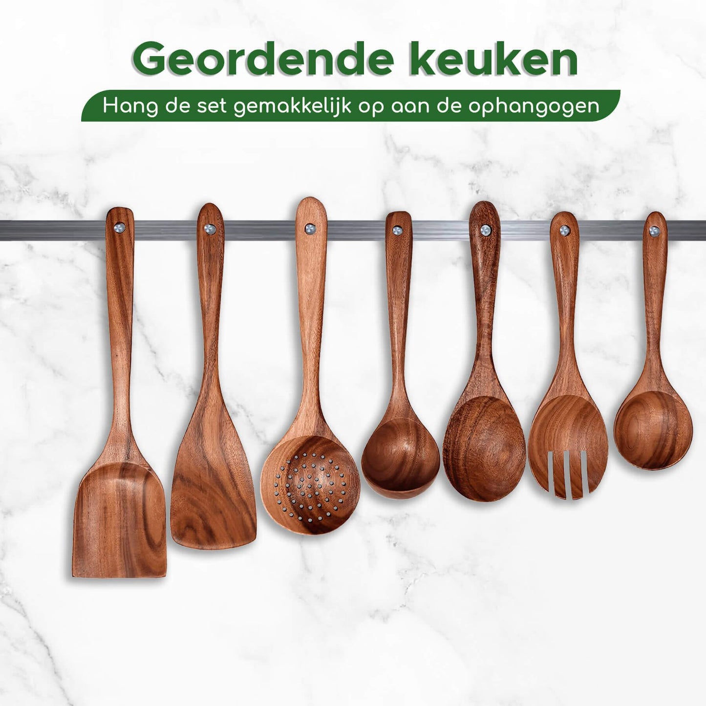 een kookgerei set van teakhout met ophang ogen om gemakkelijk op te hangen bij jouw in de keuken