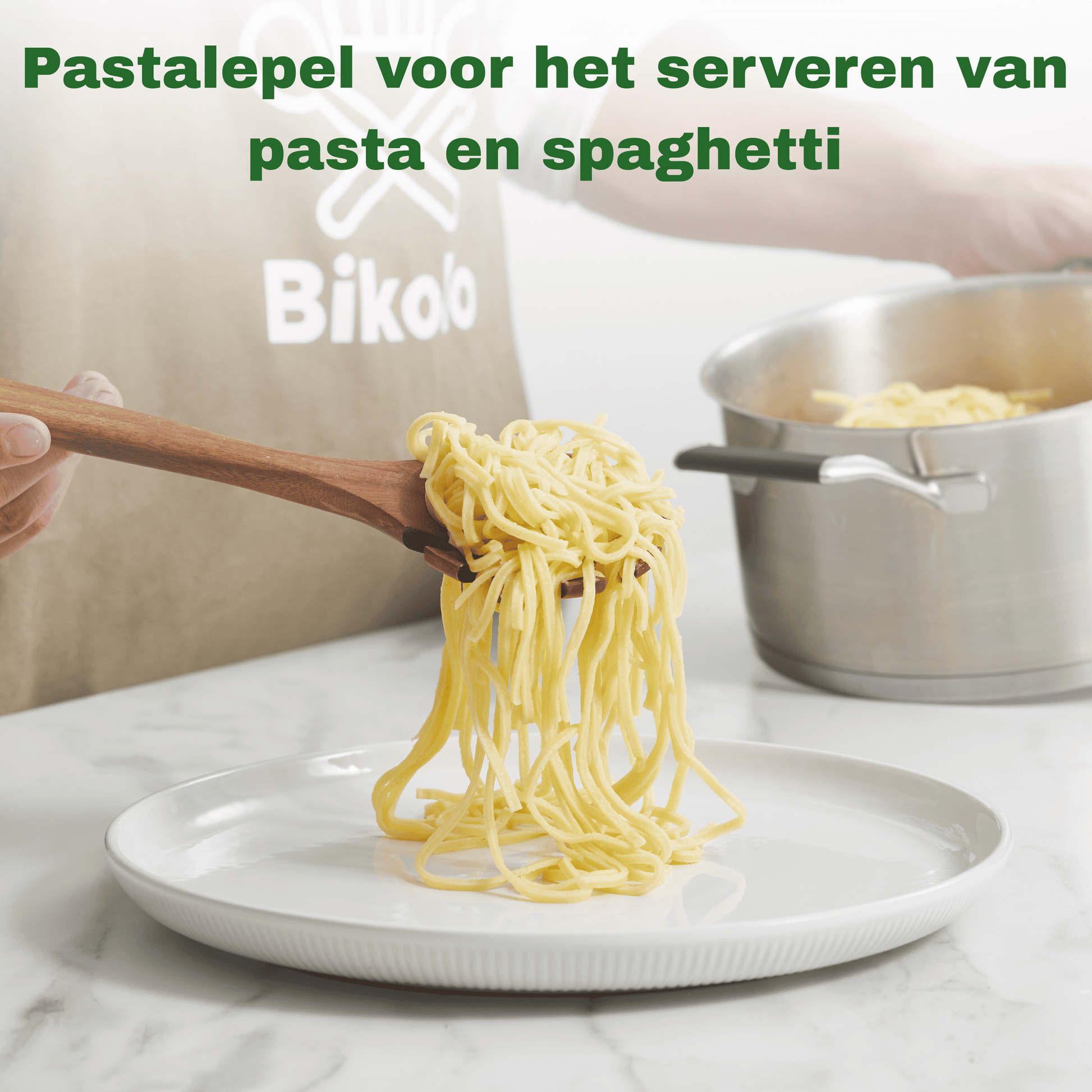 houten pastalepel voor het serveren van pasta en spaghetti