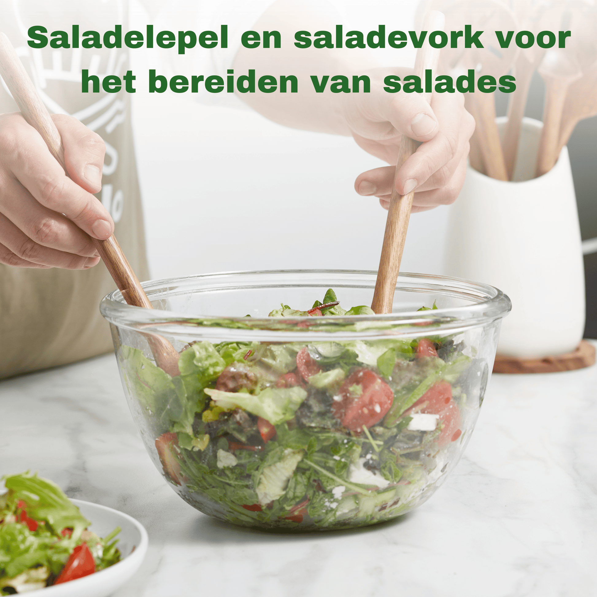 houten saladelepel en saladevork voor het bereiden en serveren van heerlijke salades