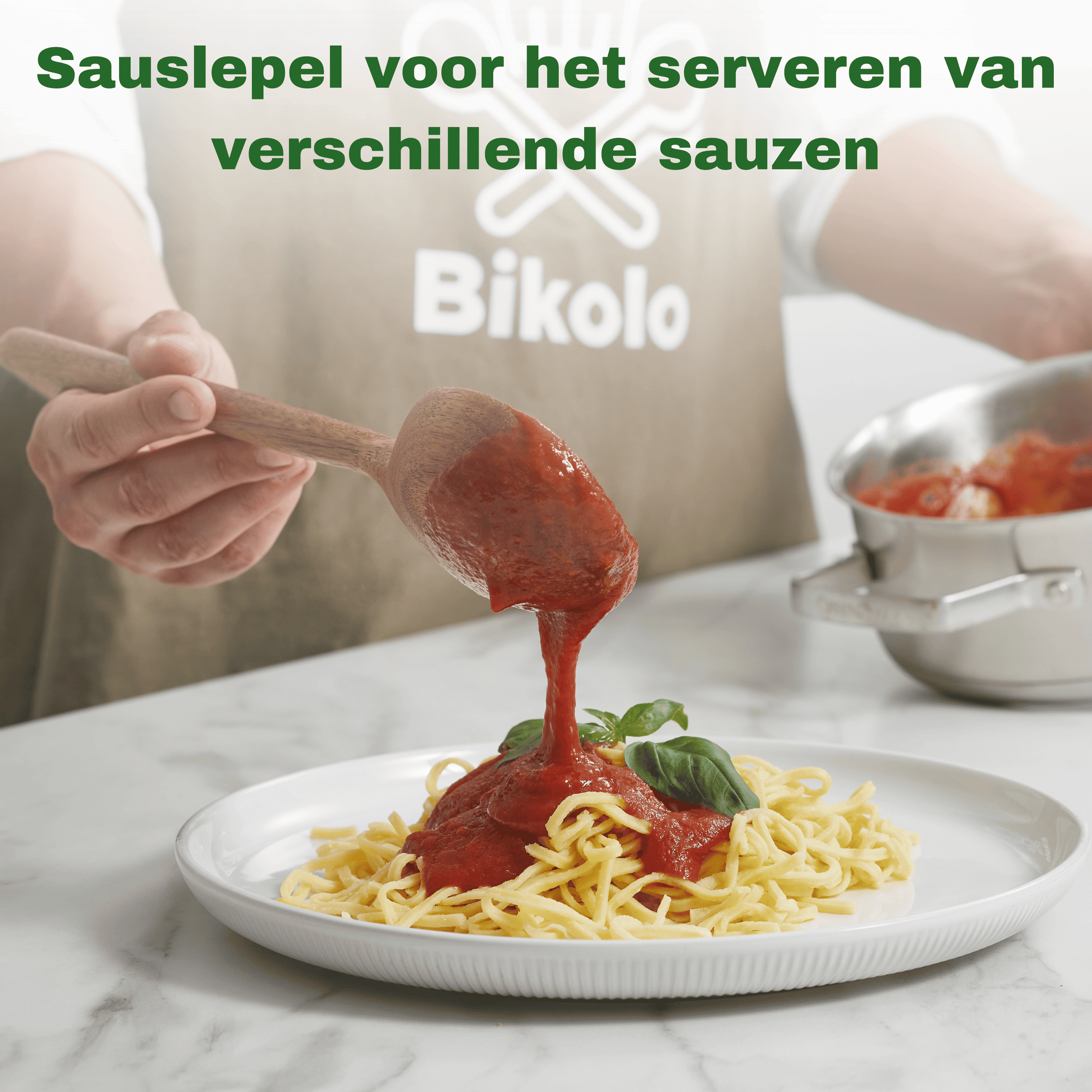 houten sauslepel voor het serveren van verschillende sauzen zoals; tomatensaus en chocoladesaus