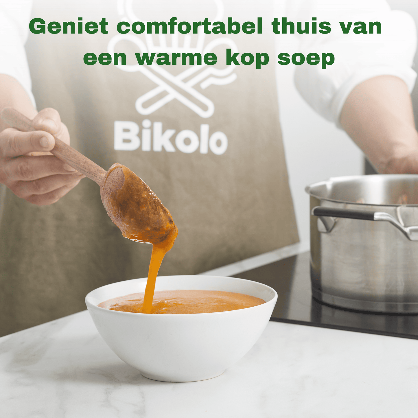 houten soeplepel voor het serveren van warme soep