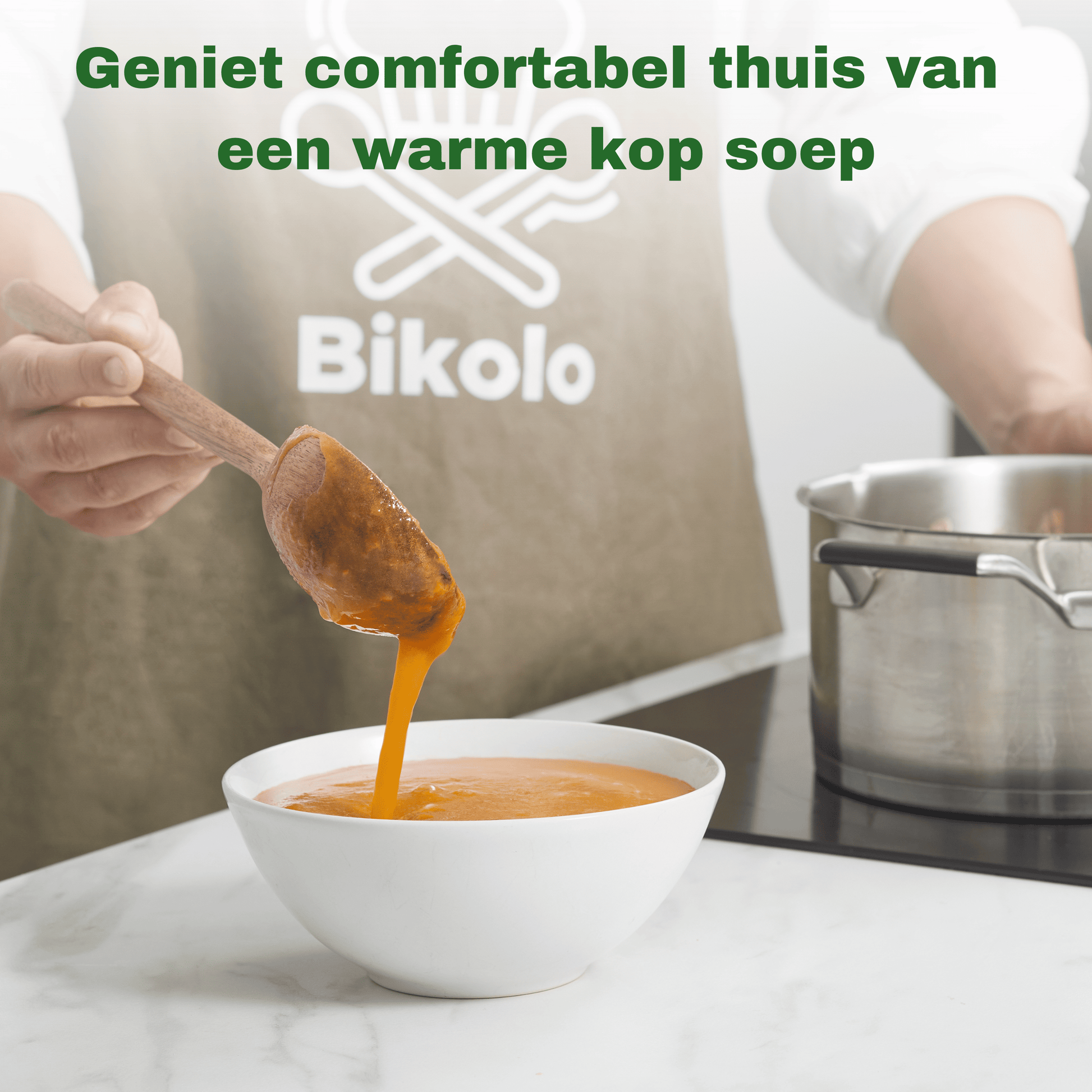 houten soeplepel voor het serveren van warme soep