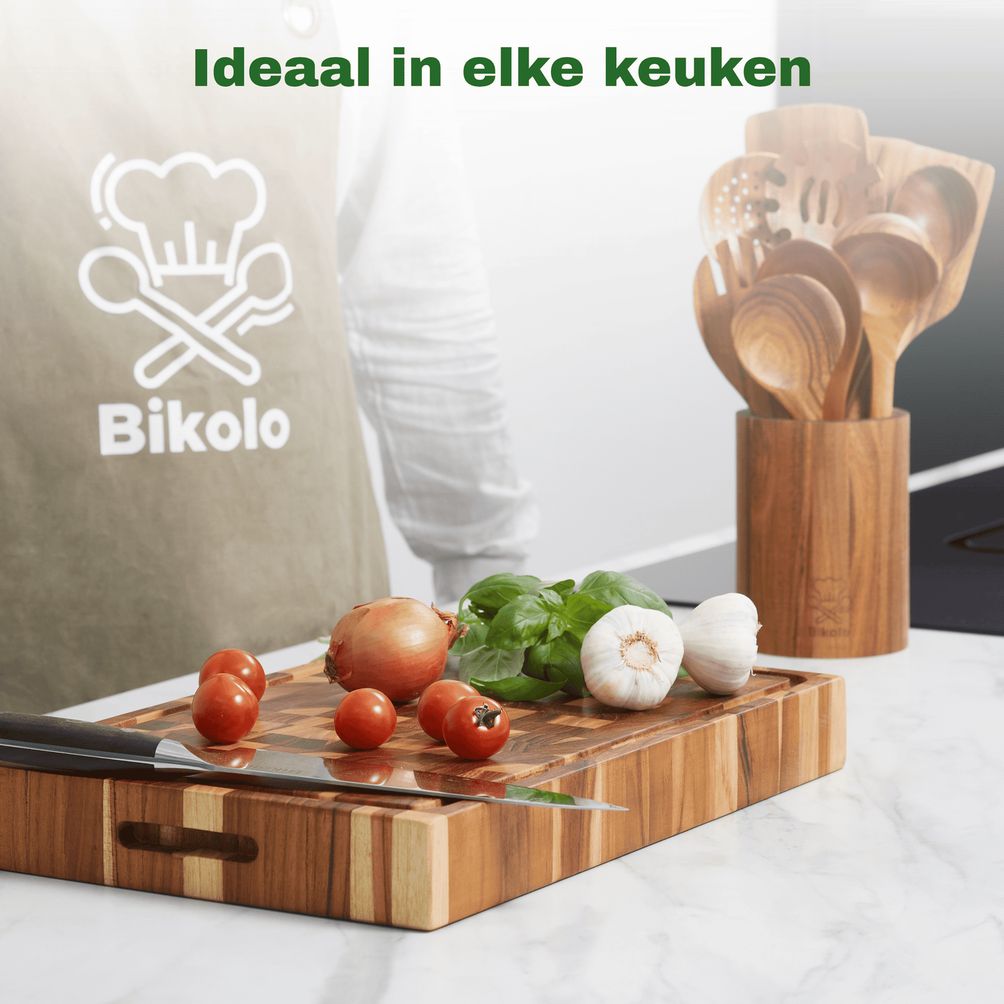 kookgerei set met houder in de keuken