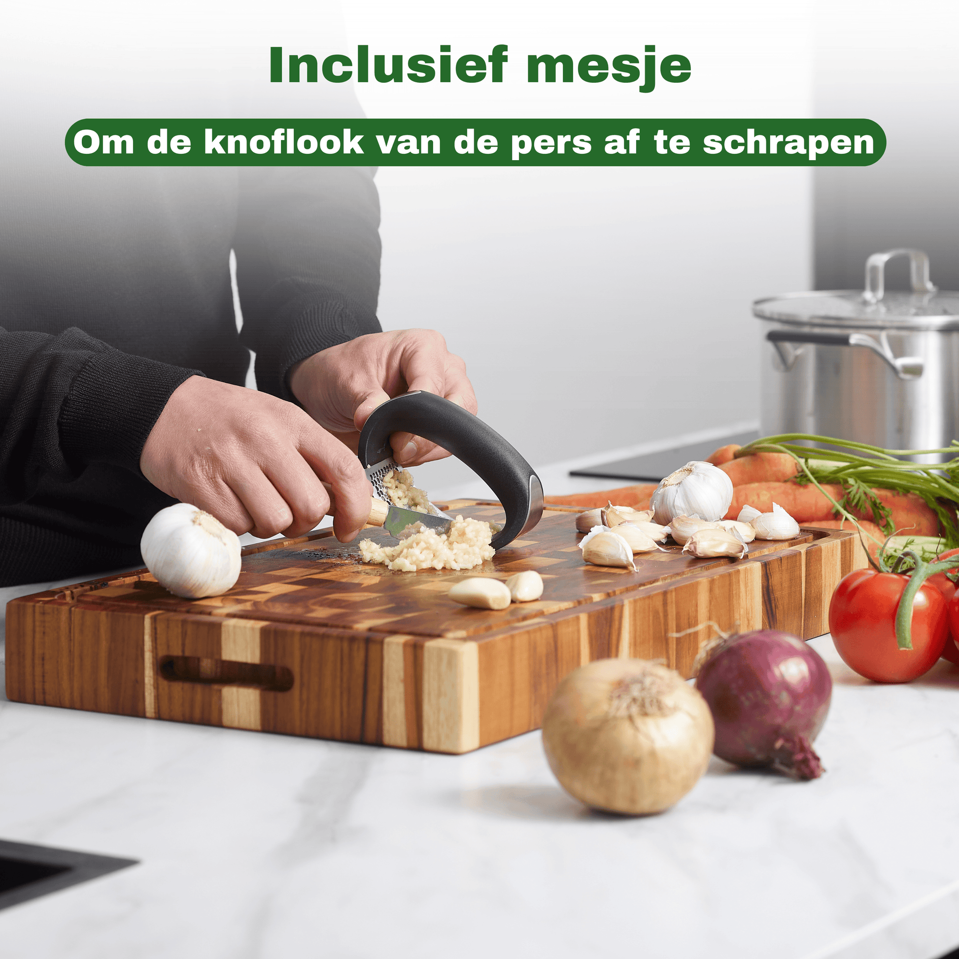 knoflook van de knoflookpers afschrapen