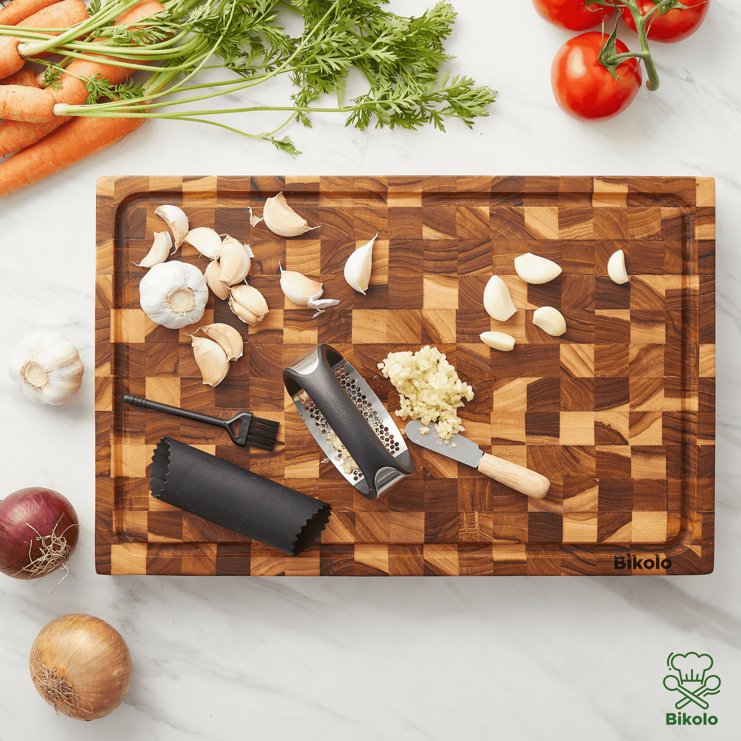 knoflookpers met knoflook op snijplank