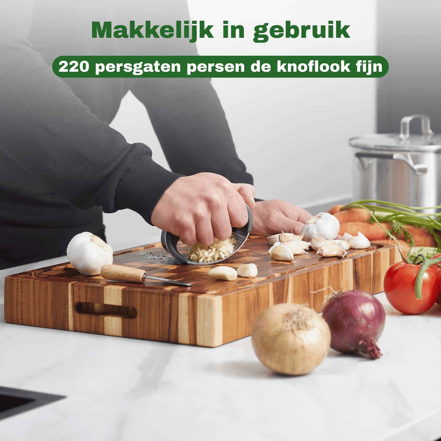 De 220 persgaten van de RVS knoflookpers persen de knoflook fijn