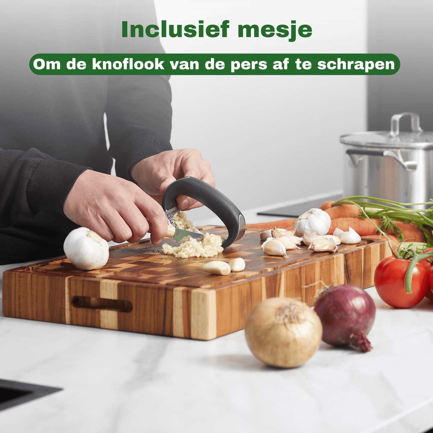Geperste knoflook van de pers schrapen met het meegeleverde mesje