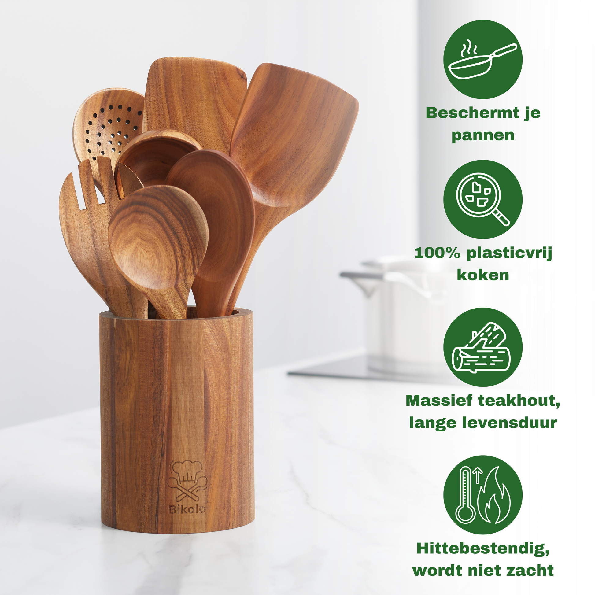 Keukengerei houder met houten kookgerei op het aanrecht