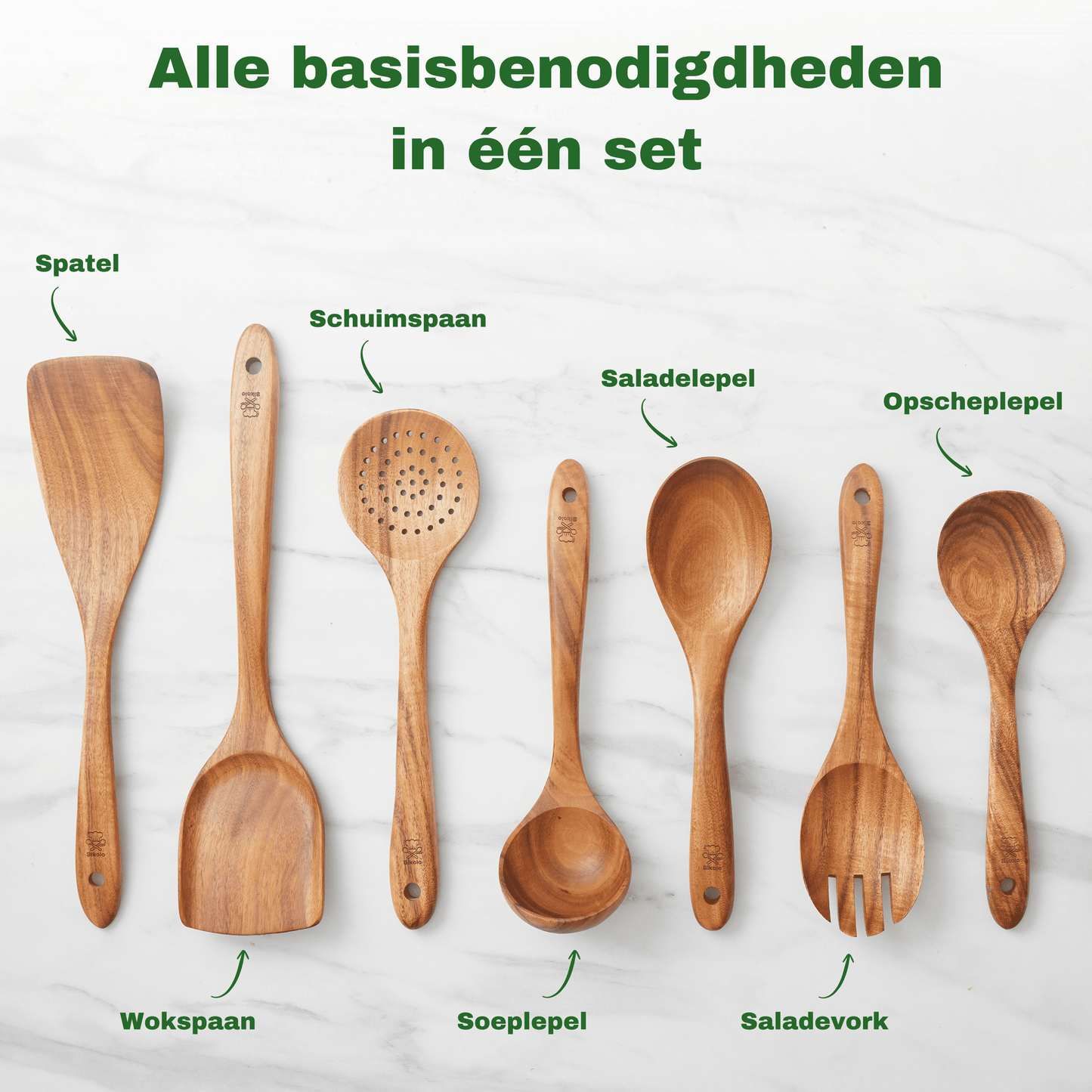Zeven teakhouten keukenhulpen van de Bikolo set naast elkaar
