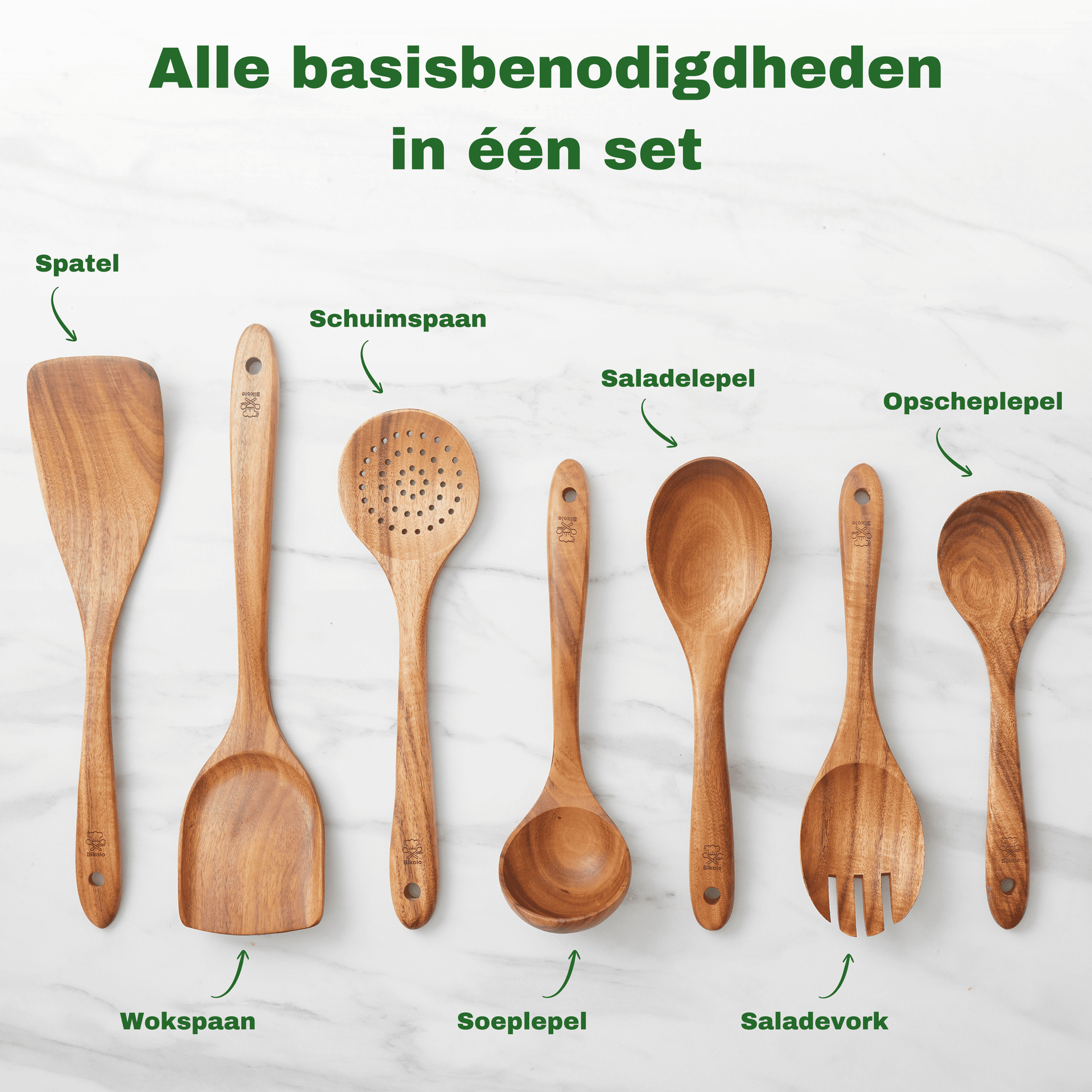 Zeven teakhouten keukenhulpen van de Bikolo set naast elkaar