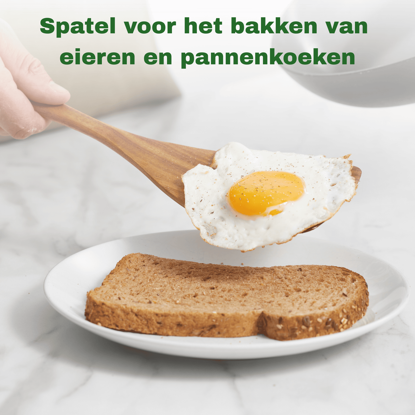 Houten spatel met gebakken ei
