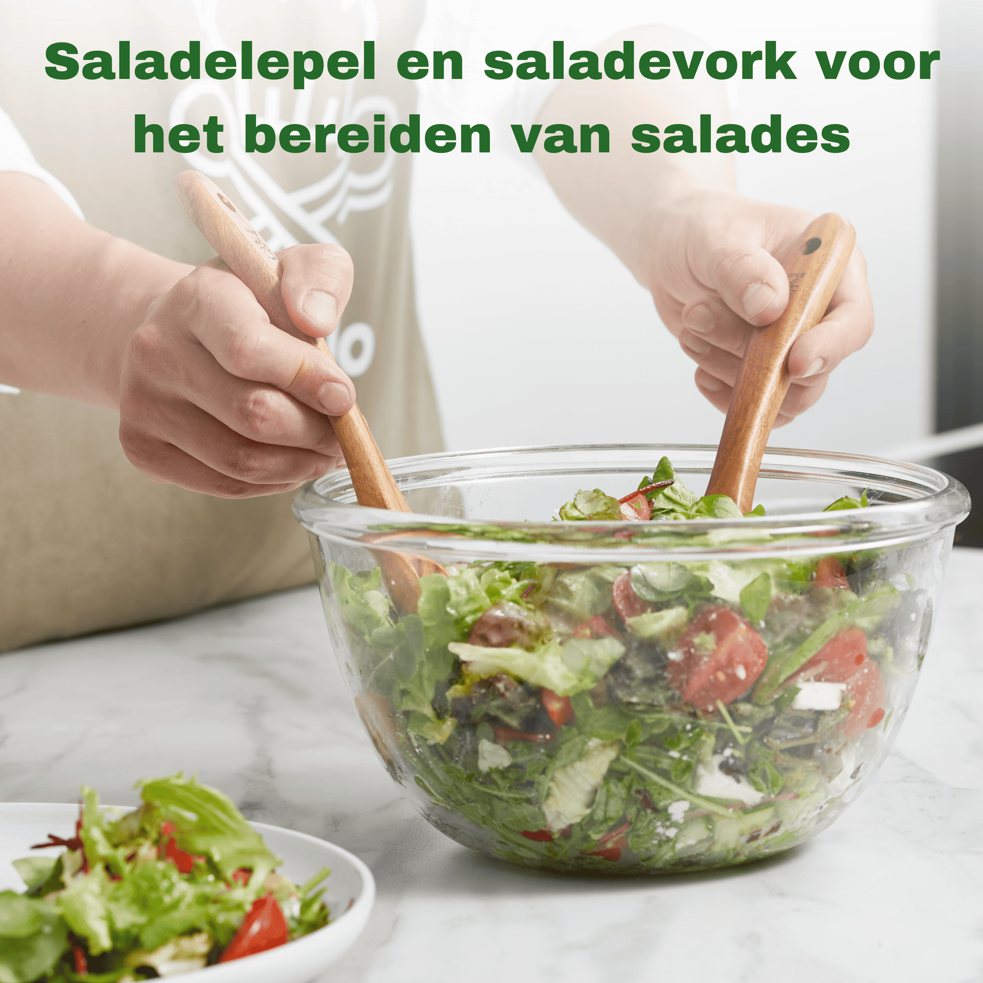 Saladebestek van teak in een saladekom